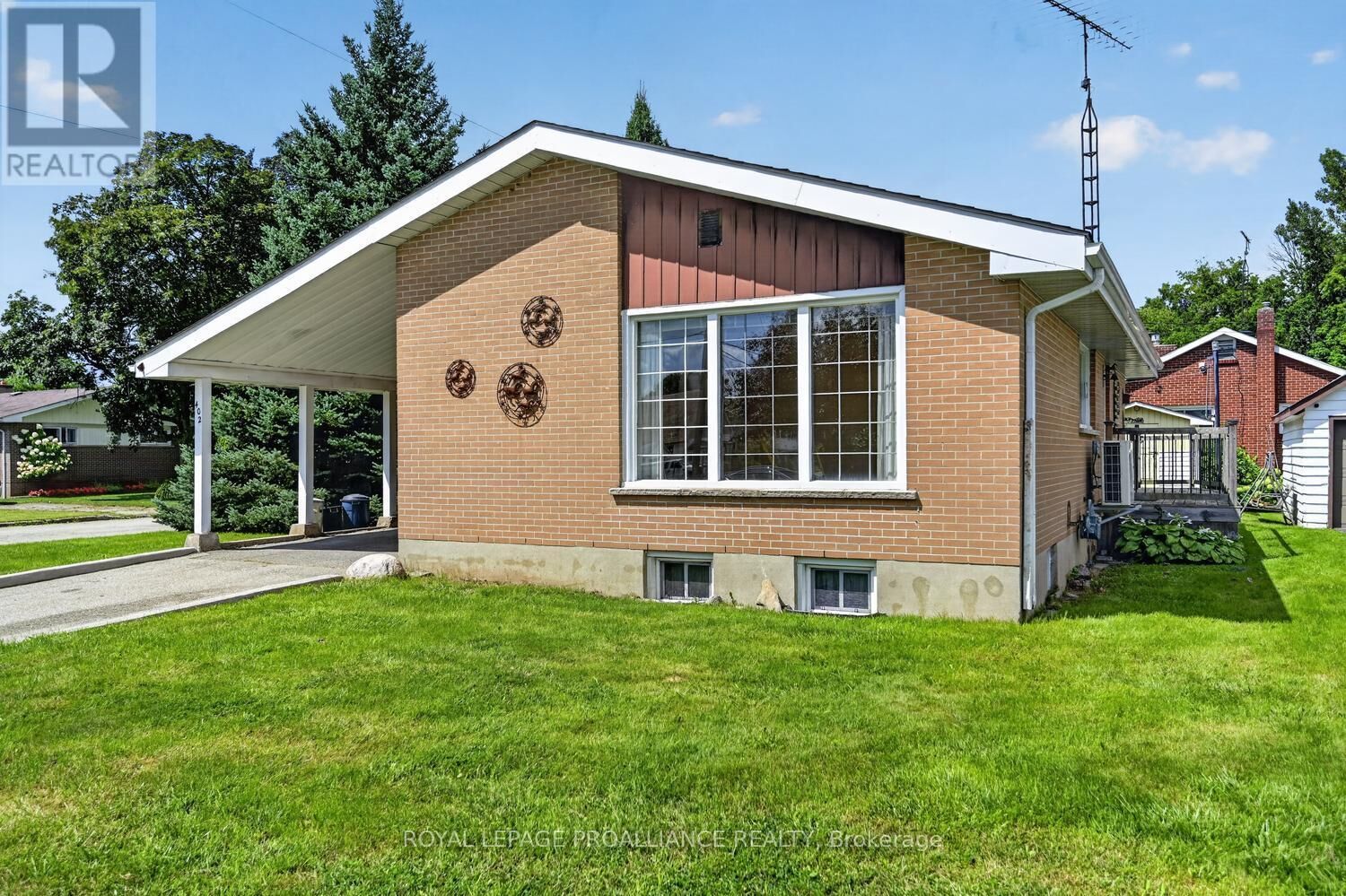 Property Photo:  402 Linda Street  ON K0E 1T0 