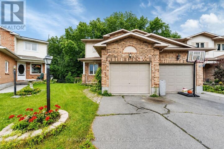 Property Photo: 17 Ravenscroft Court ON K2S 1R3