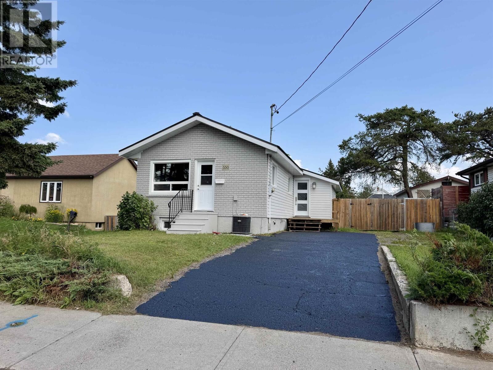 Photo de la propriété:  330 Arundel St  ON P7A 1L3 