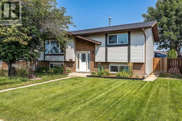 Property Photo:  10 Chow Avenue Southeast  AB T1B 2T1 