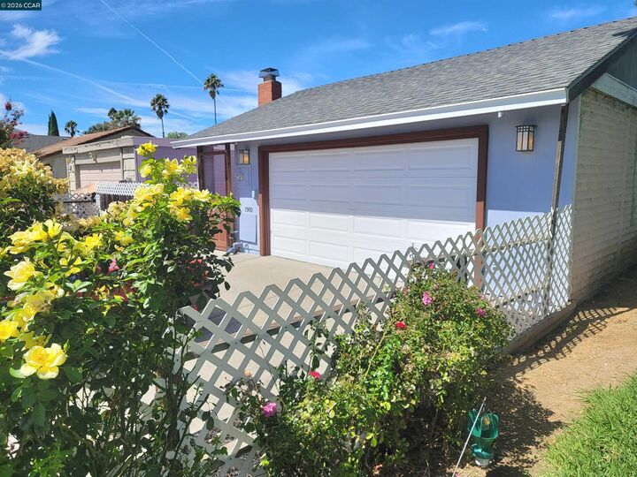 Property Photo: 2900 Pear St CA 94509