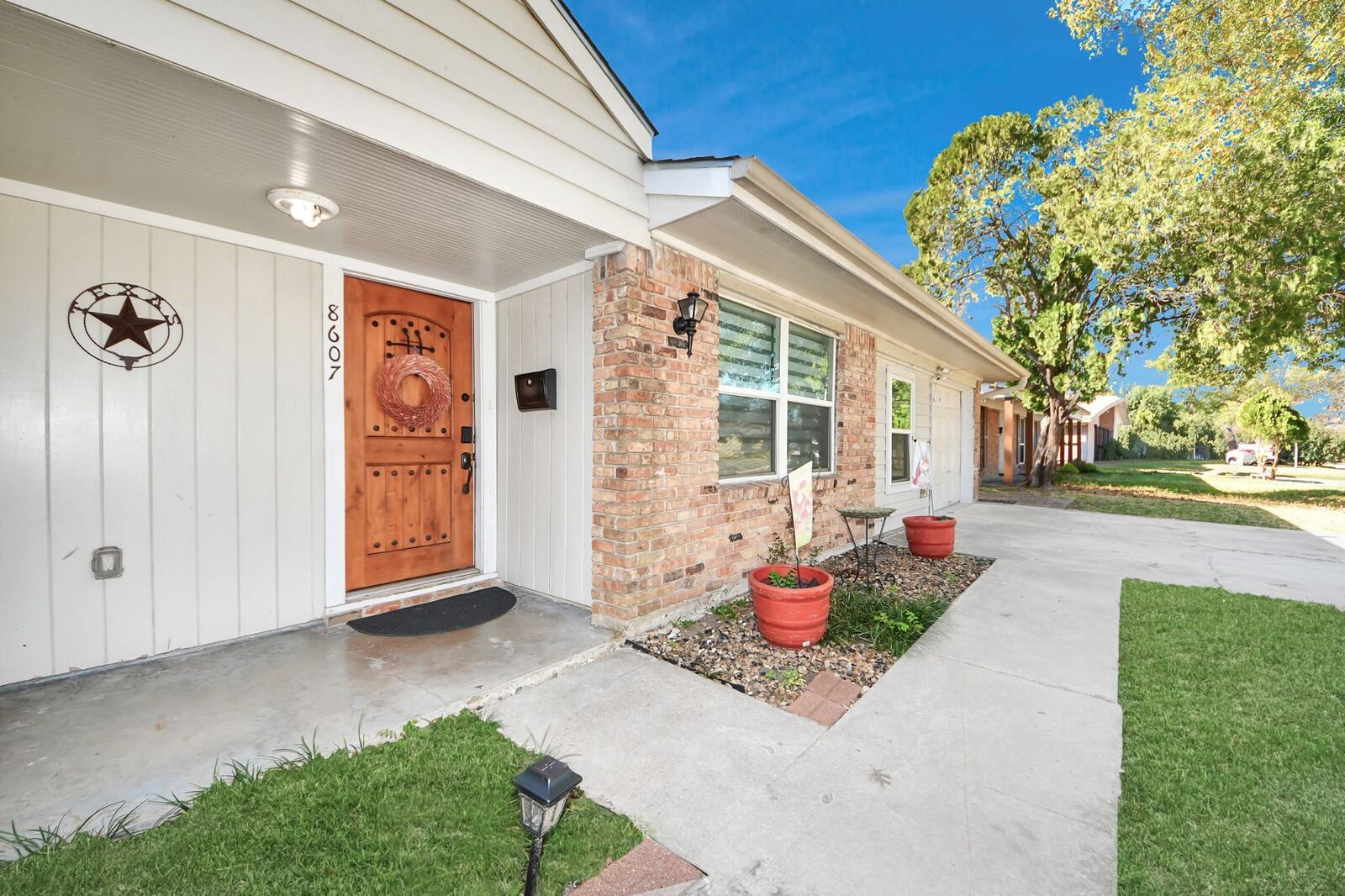 Property Photo:  8607 Shadow Crest Street  TX 77074 
