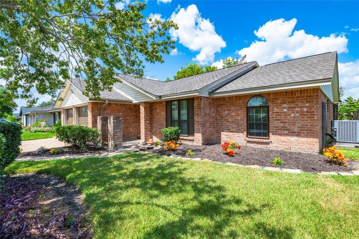 Property Photo: 10411 Glenkirk TX 77089