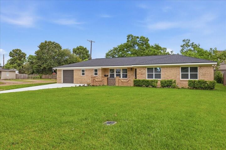 Property Photo: 1716 Avenue E TX 77627