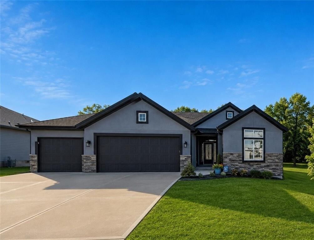 Property Photo:  2003 Creek View Lane  MO 64083 