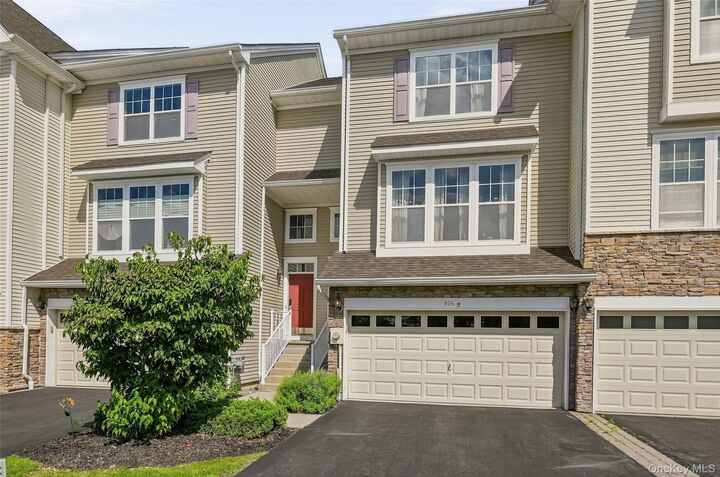 Property Photo:  806 Hawthorn Way  NY 12553 