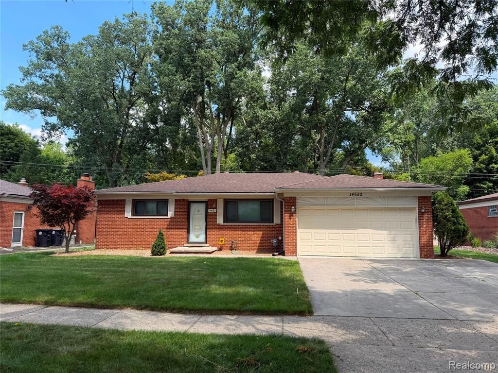 Property Photo:  14682 Yale Street  MI 48154 5163 