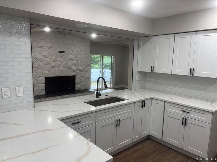 Property Photo:  29621 Fernhill Drive  MI 48334 2025 