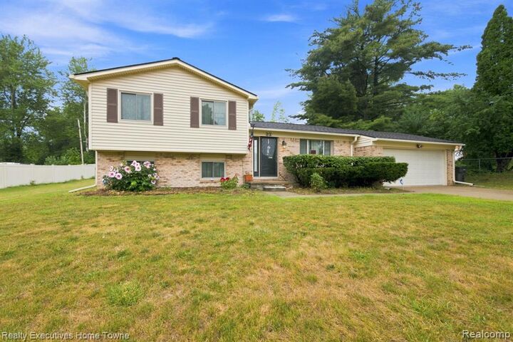 Property Photo: 32 S Eastway Drive MI 48342 2931