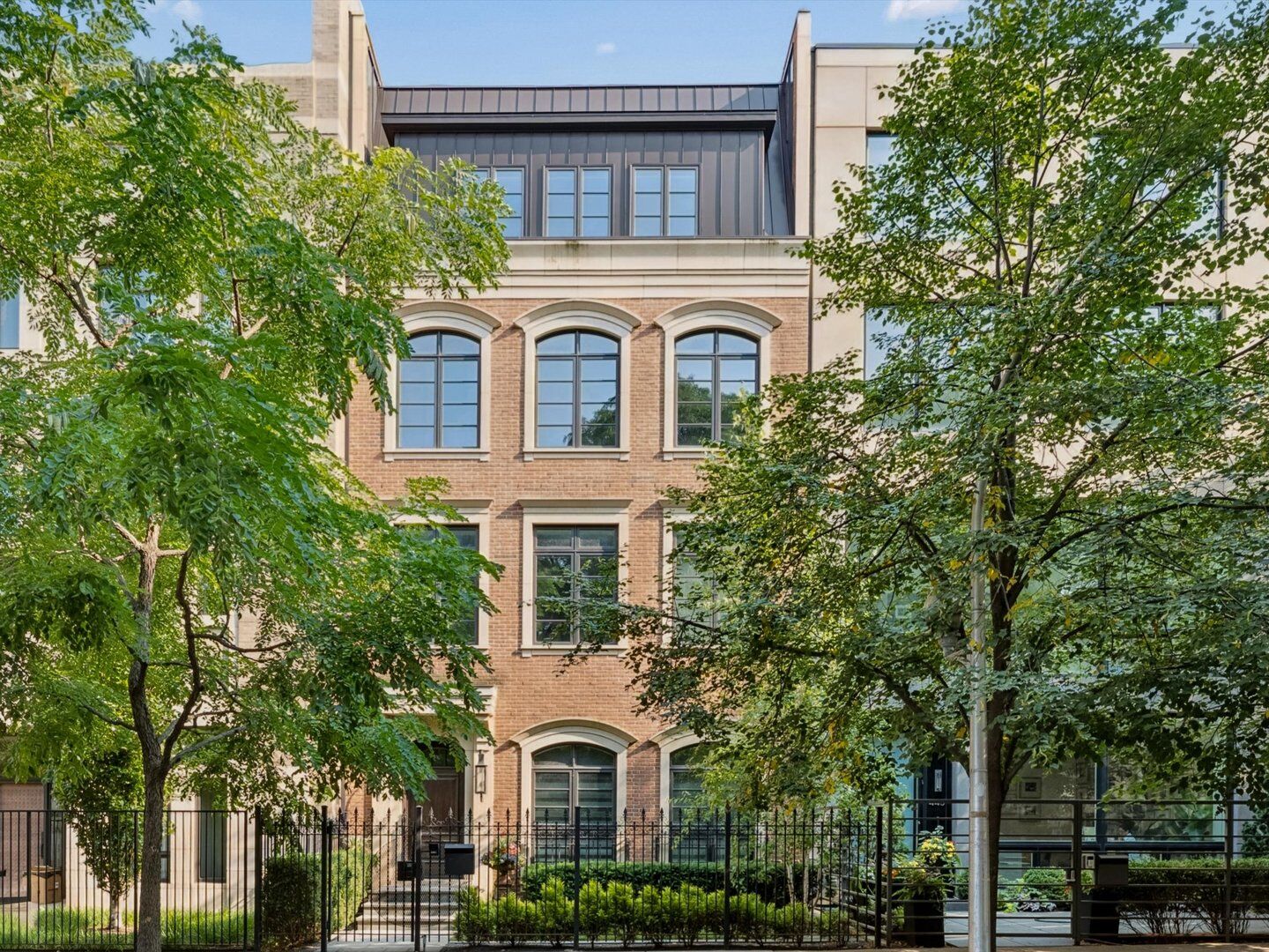Property Photo:  441 W Deming Place  IL 60614 