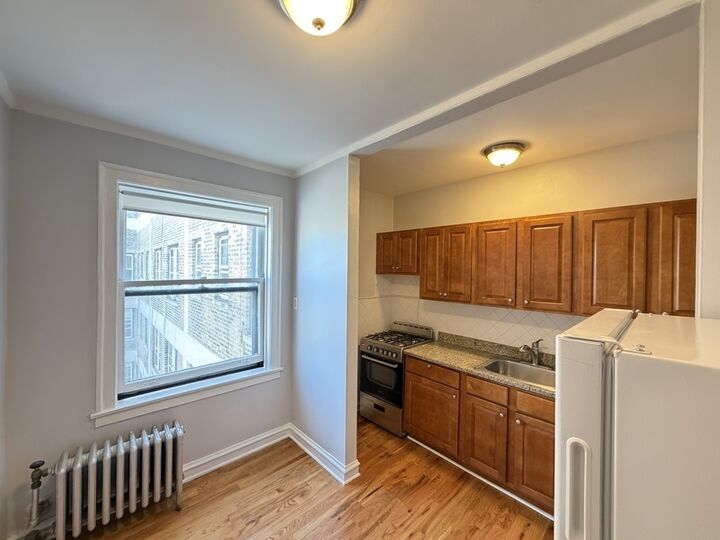 Property Photo: 917 W Eastwood Avenue 705 IL 60640