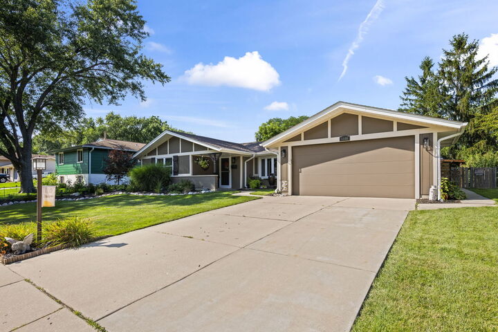 Property Photo:  1108 Bradford Lane  IL 60193 