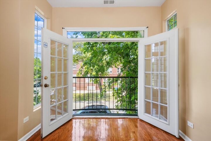 Property Photo: 3921 W Huron Street 5 IL 60624