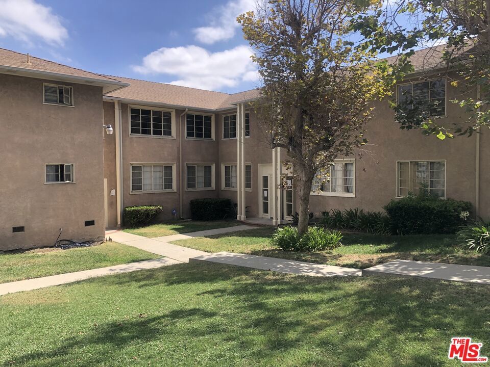 Property Photo:  4072 Hillcrest Drive D  CA 90008 