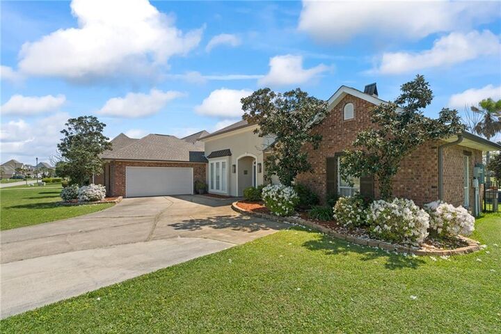 Property Photo: 118 W Augusta Lane LA 70458