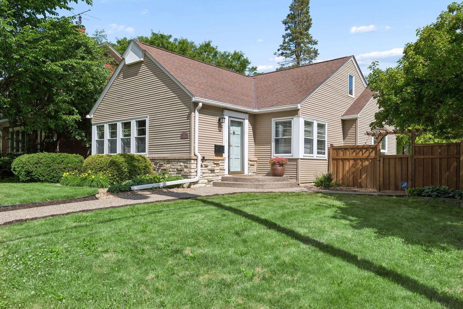 Property Photo:  1821 Bohland Avenue  MN 55116 