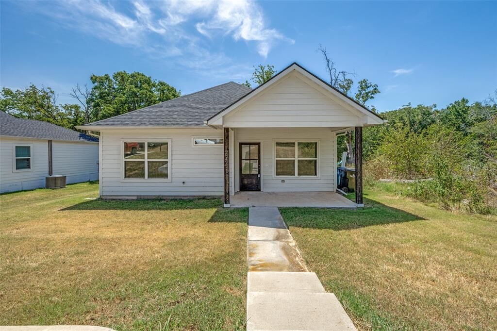 Property Photo:  722 E Woodard Street  TX 75021 