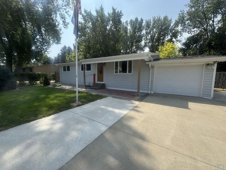 Property Photo:  2 Alcoma Drive  SD 57049 