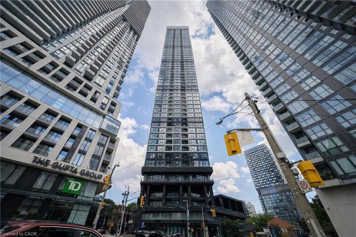181 Dundas Street E 807 — photo 1