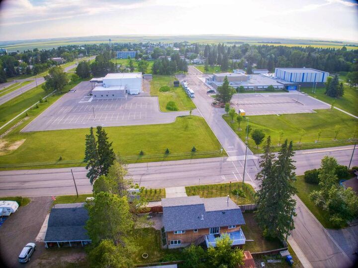 Property Photo: 332 11 Avenue AB T0M 2A0