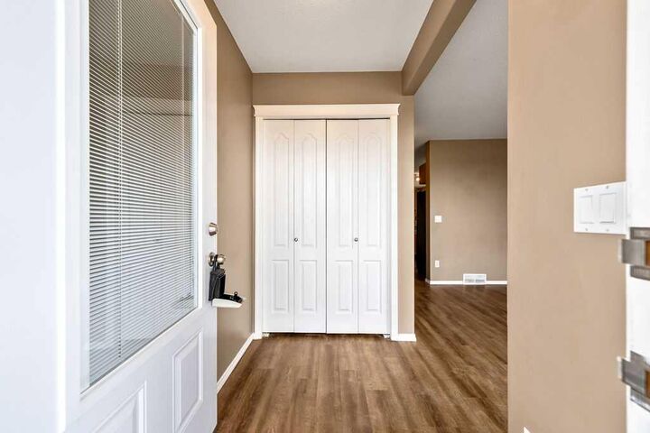 Property Photo:  108 Sunrise Terrace NE  AB T1V 0C2 
