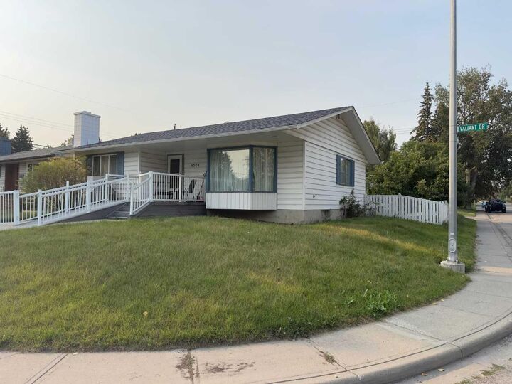 Property Photo:  5004 Valiant Drive NW  AB T3A 0Y5 