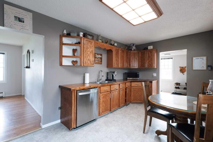 Photo de la propriété:  4910 52 Avenue  AB T1G 1H6 