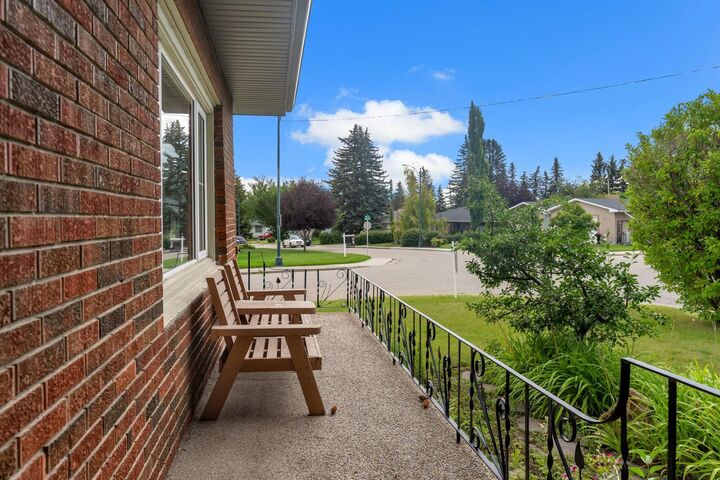 Property Photo: 2204 Halifax Crescent NW AB T2M 4C9