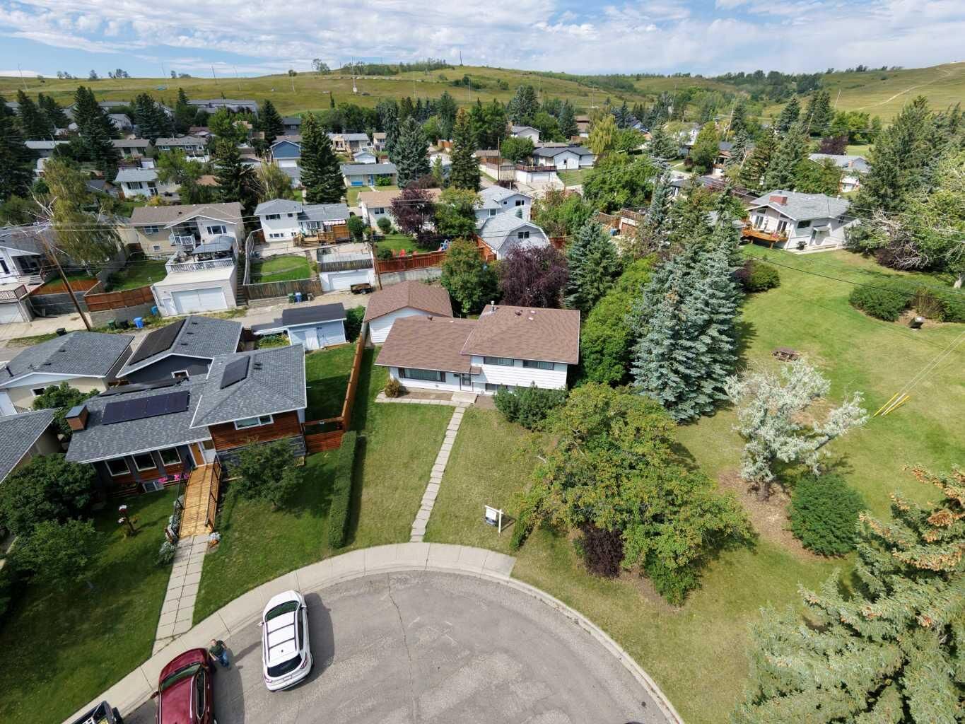 Property Photo: 5031 Newcombe Place NW AB T2K 2P6