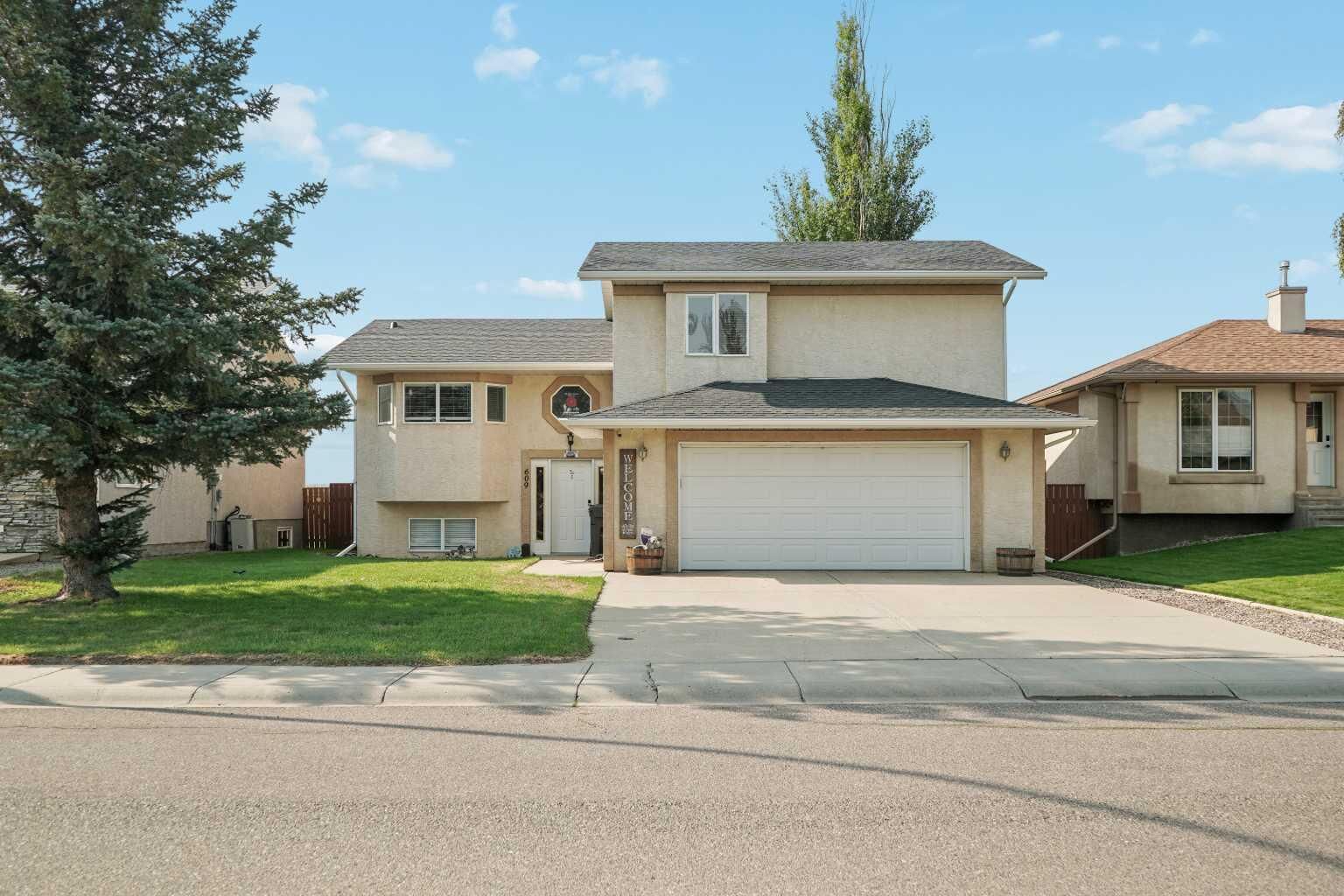 Property Photo: 609 Maple Place AB T0K 1V0