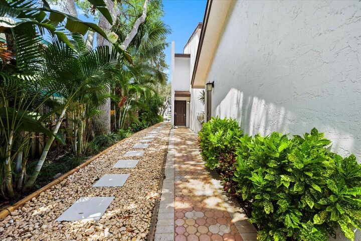 Property Photo: 1301 N Riverside Drive 1 FL 33062