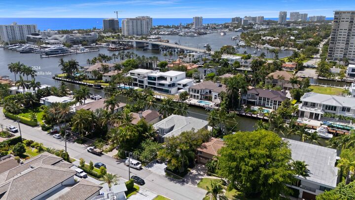 Property Photo:  2524 Castilla Isle  FL 33301 