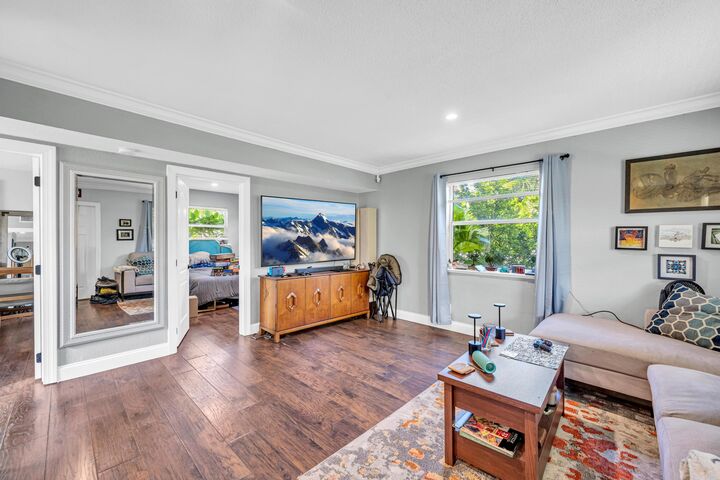 Property Photo:  811 NE 14th Place 10  FL 33304 