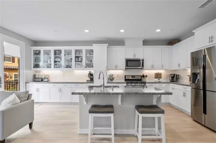 Property Photo: 28654 Jadineras Dr CA 91354