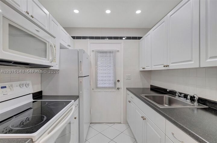 Property Photo: 17001 NE 13th Ave 306 FL 33162