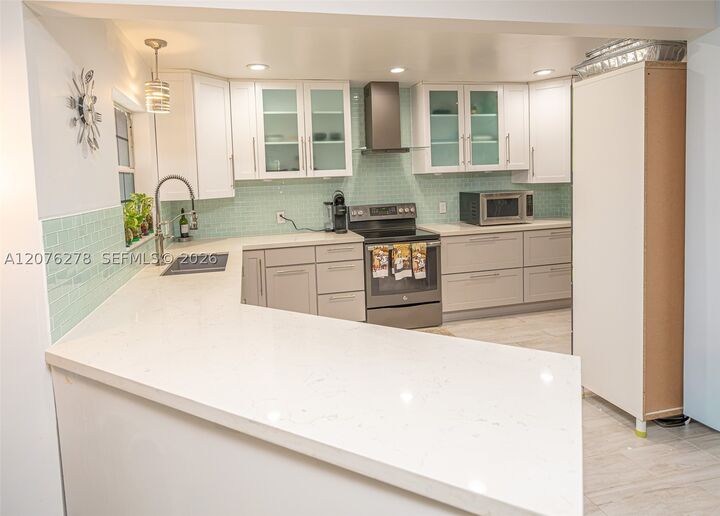 Property Photo:  10 SW 46th Ave  FL 33317 