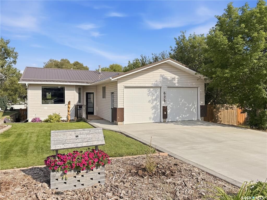 Property Photo: 625 7th Avenue NE SK S9H 2N8