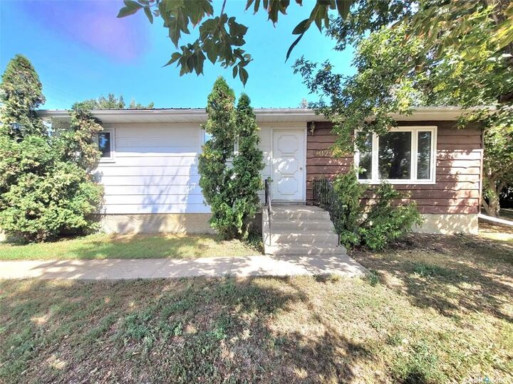 Property Photo: 902 Albert Street SK S6H 2X9
