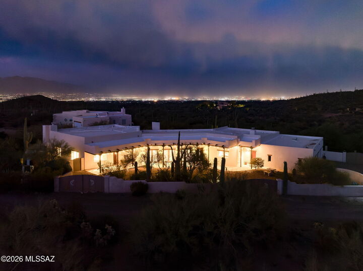Property Photo: 3360 N Horseback Trail AZ 85745