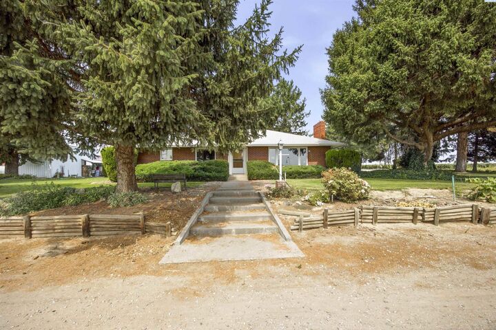 Property Photo:  2040 Olmstead Rd  WA 98930 
