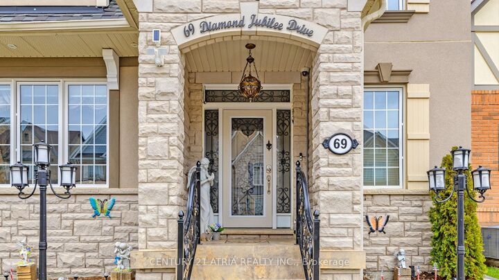 Property Photo:  69 Diamond Jubilee Drive  ON L6B 0Y5 