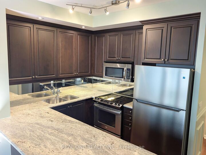Property Photo: 628 Fleet Street 1015 ON M5V 1A8