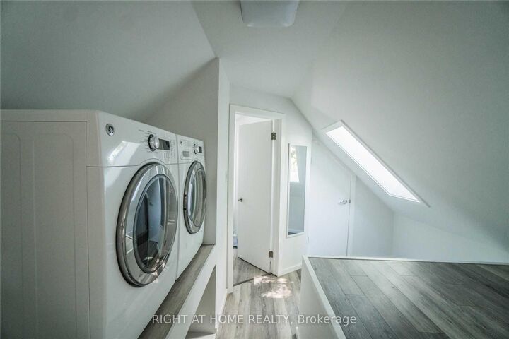 Photo de la propriété: 164 Trafalgar Road Loft ON L6J 3G6