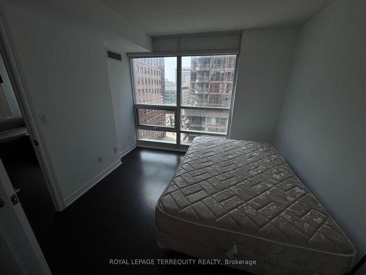 Property Photo:  761 Bay Street 909  ON M5G 2R2 