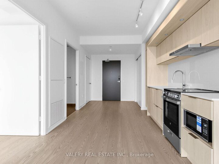 Property Photo:  448 Burnhamthorpe Road W 516  ON L5B 0R4 