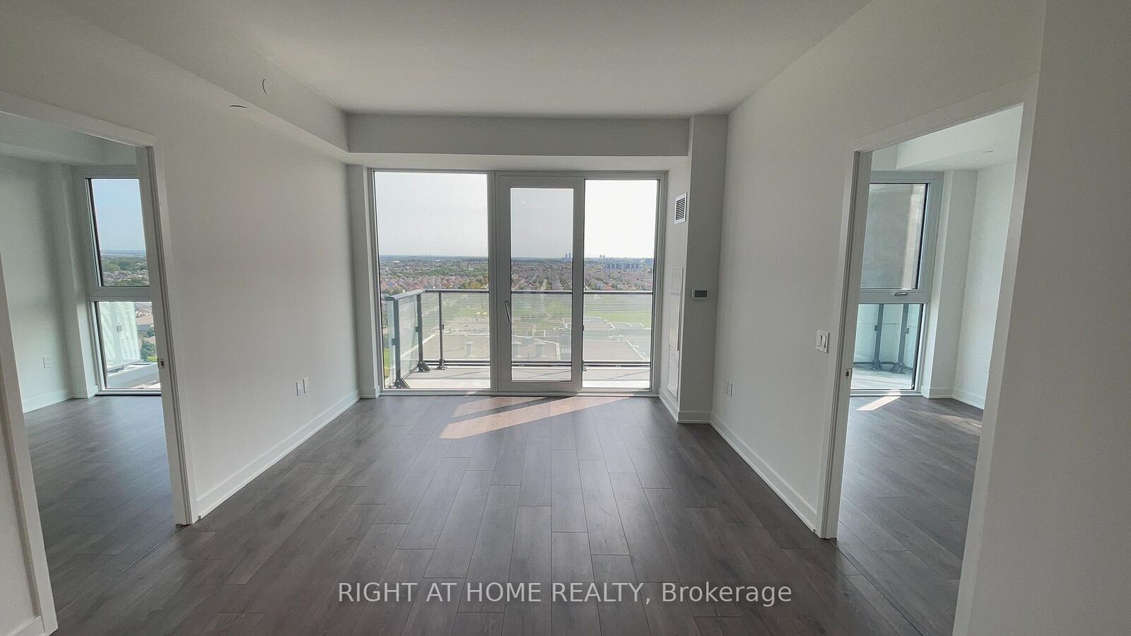 Property Photo:  105 Oneida Crescent 1706  ON L4B 0H6 
