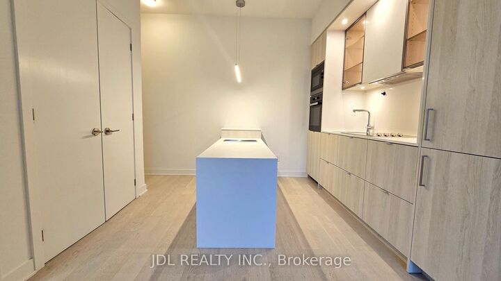 Property Photo:  11 Yorkville Avenue 5506  ON M4W 0B7 