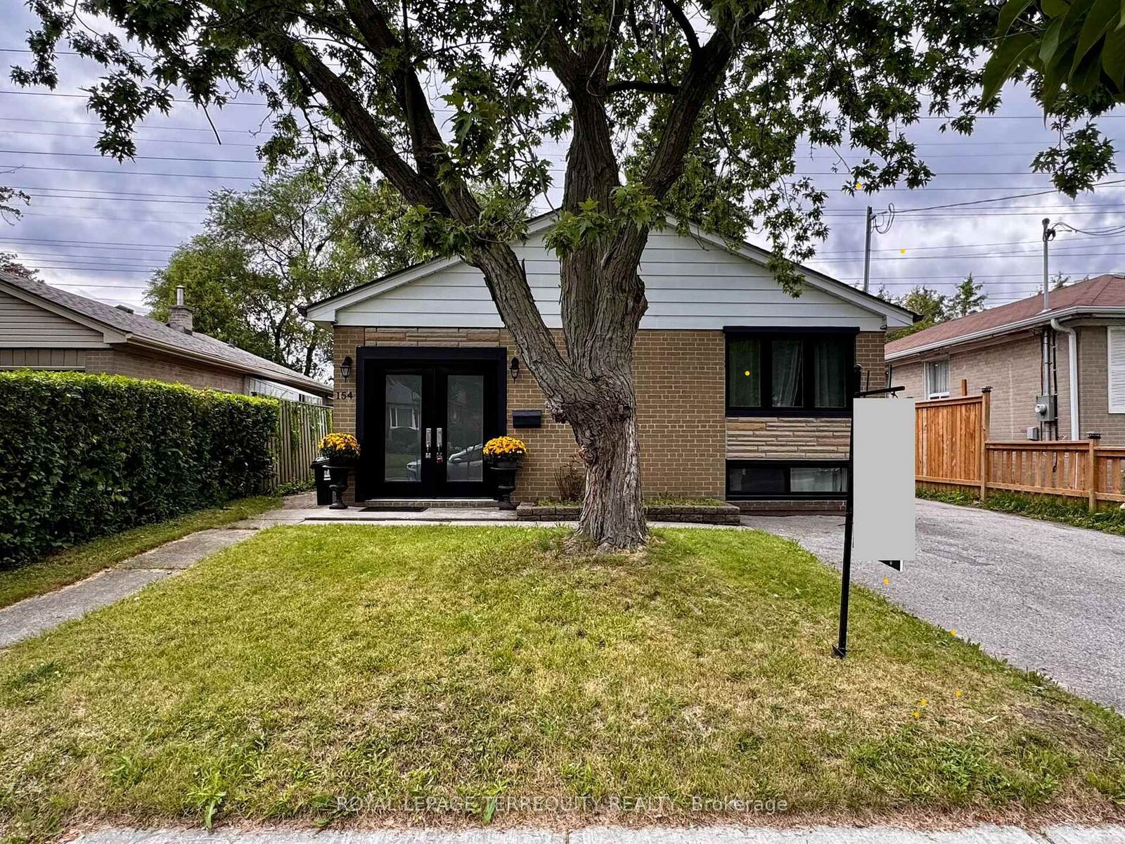 Property Photo: 154 Sedgemount Drive ON M1H 1Y2