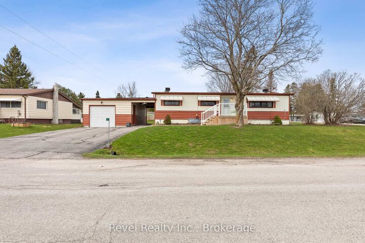 Property Photo: 7 Macal Drive ON K9V 0H5