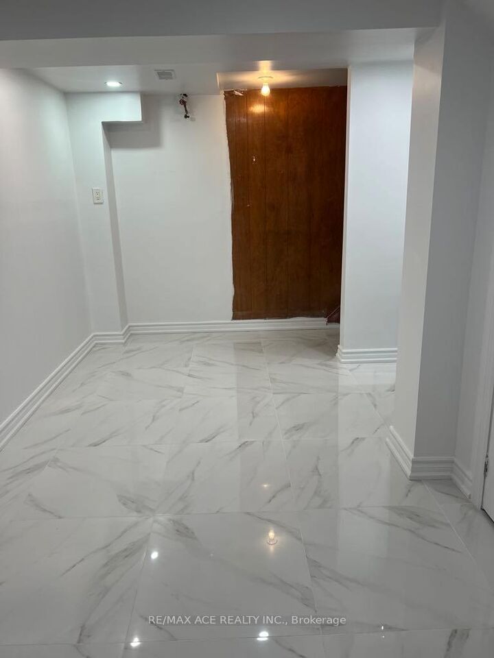 Property Photo:  26 Oakridge Drive Bsmt  ON M1M 2A4 